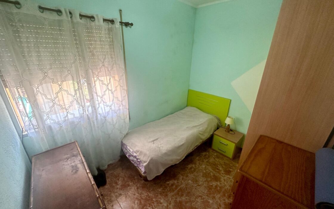 Просторная квартира 4 комнаты в Аликанте с балконом