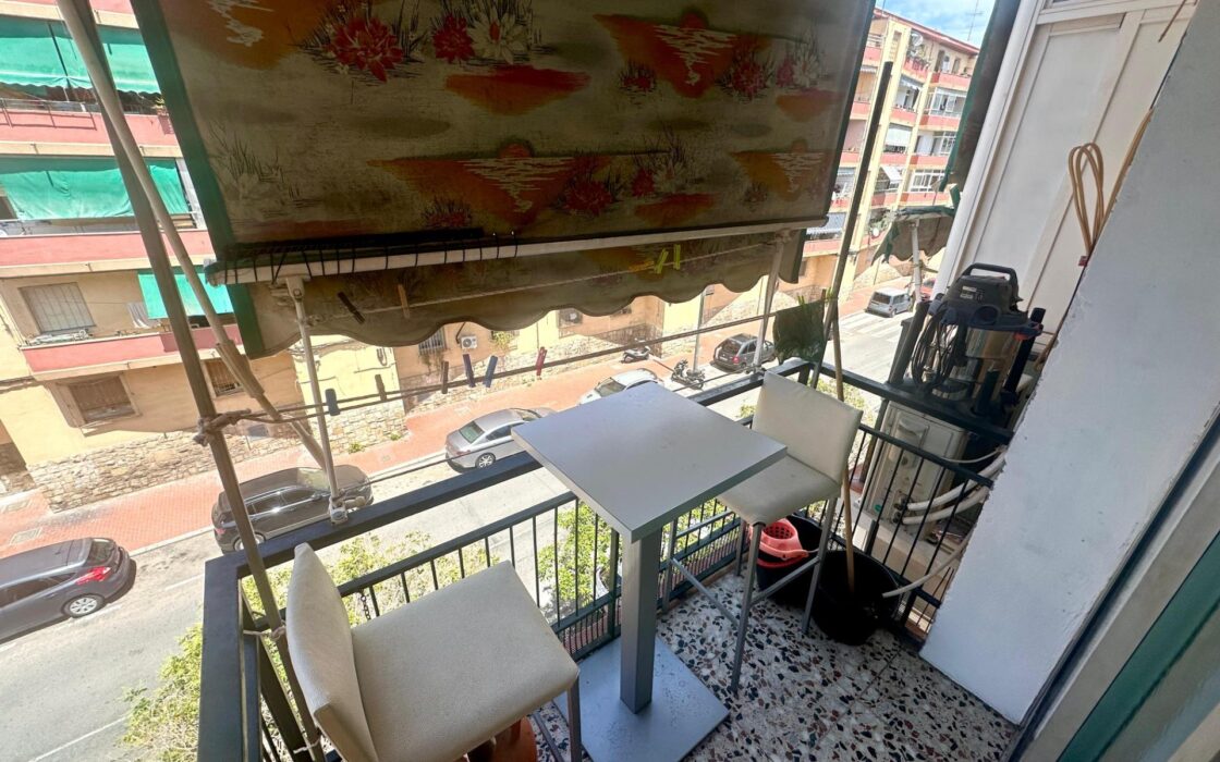 Просторная квартира 4 комнаты в Аликанте с балконом