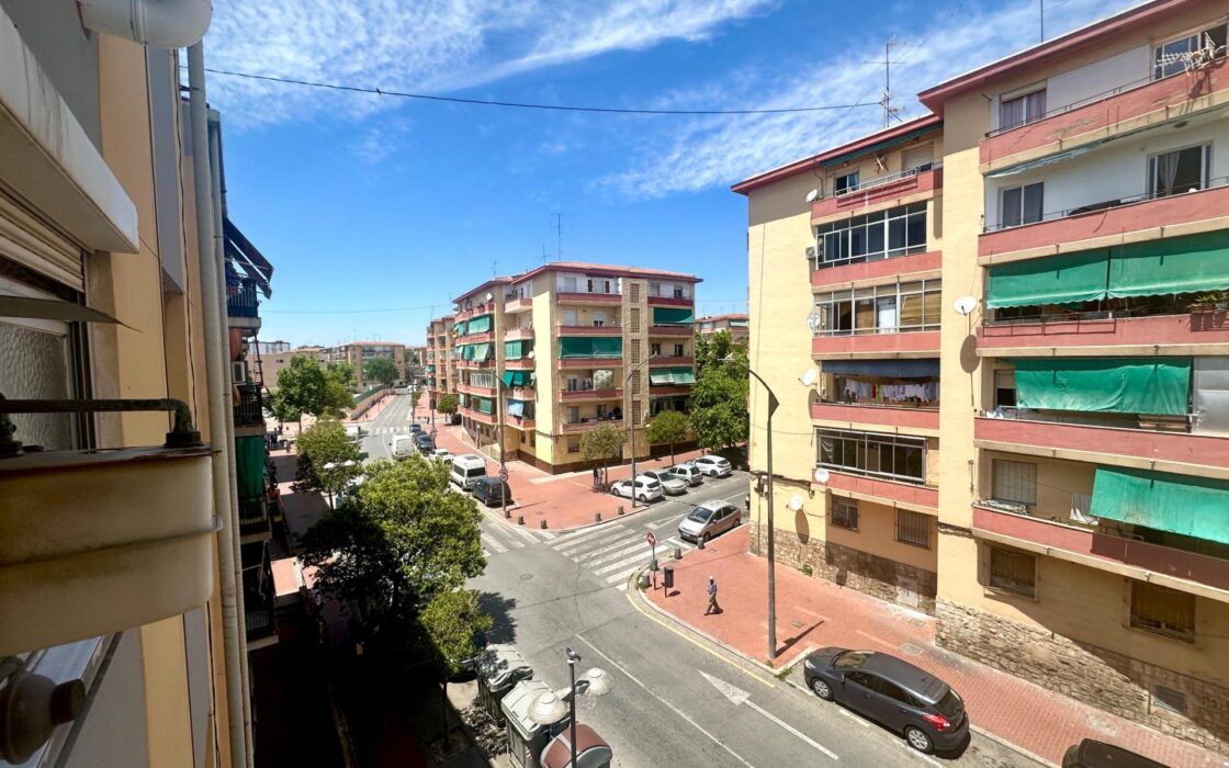 Просторная квартира 4 комнаты в Аликанте с балконом