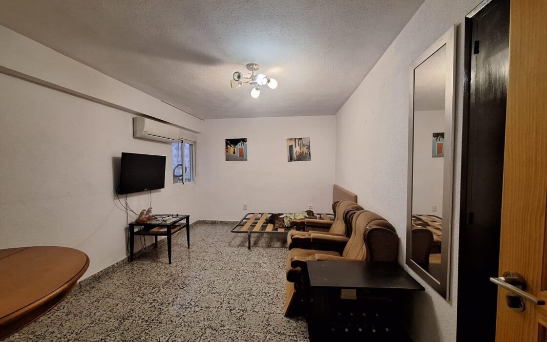 Апартаменты в Аликанте с балконом 95 кв.м и 4 комнатами