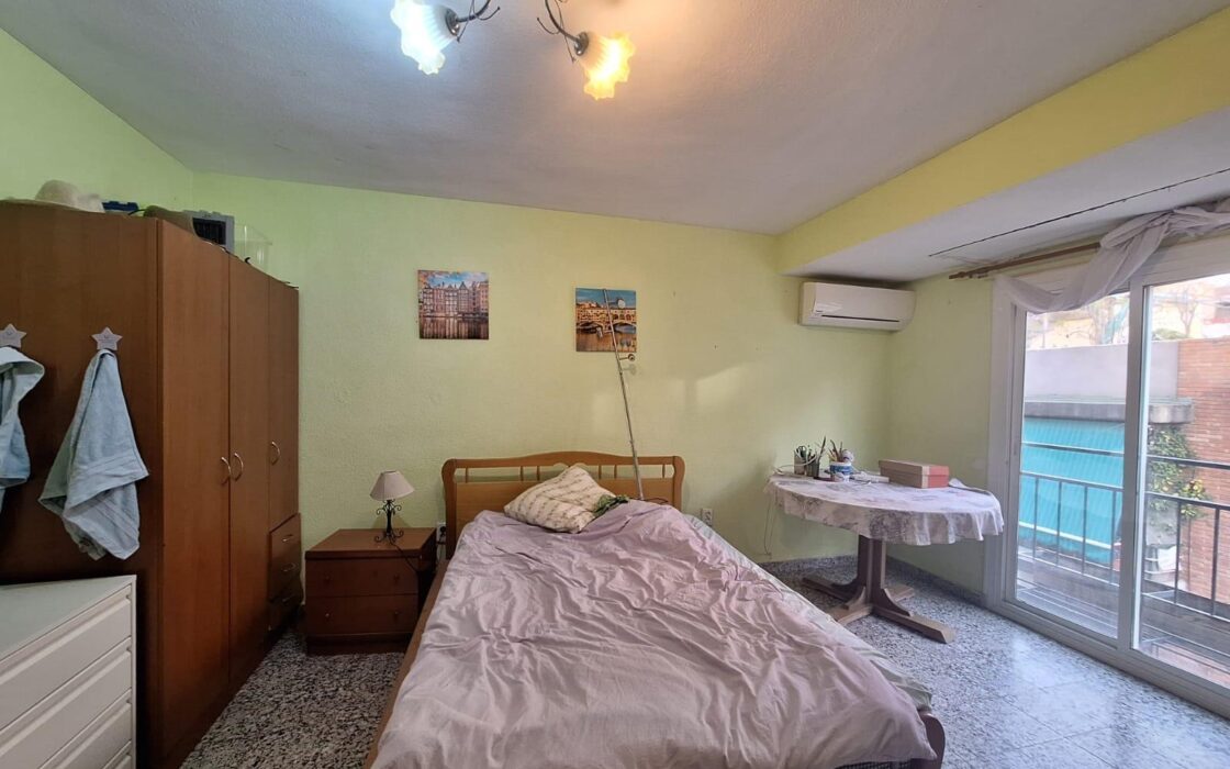 Апартаменты в Аликанте с балконом 95 кв.м и 4 комнатами