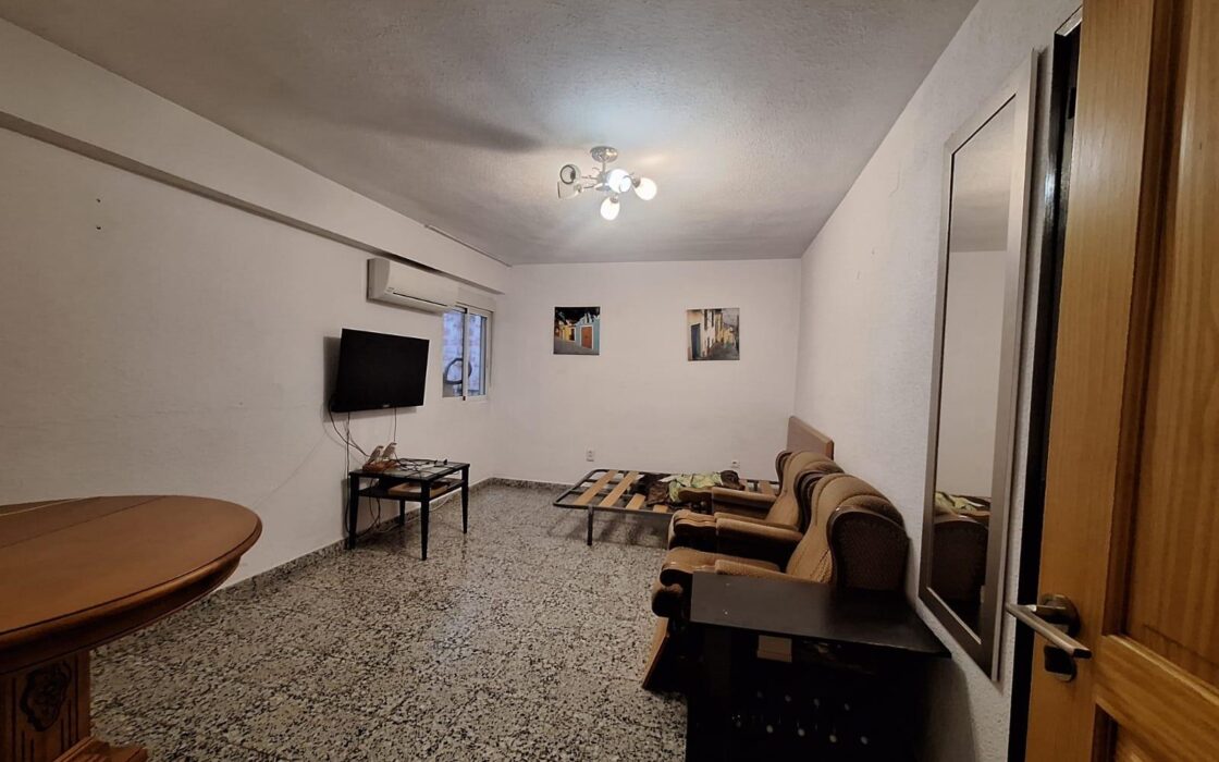 Апартаменты в Аликанте с балконом 95 кв.м и 4 комнатами