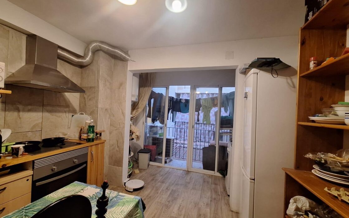 Апартаменты в Аликанте с балконом 95 кв.м и 4 комнатами