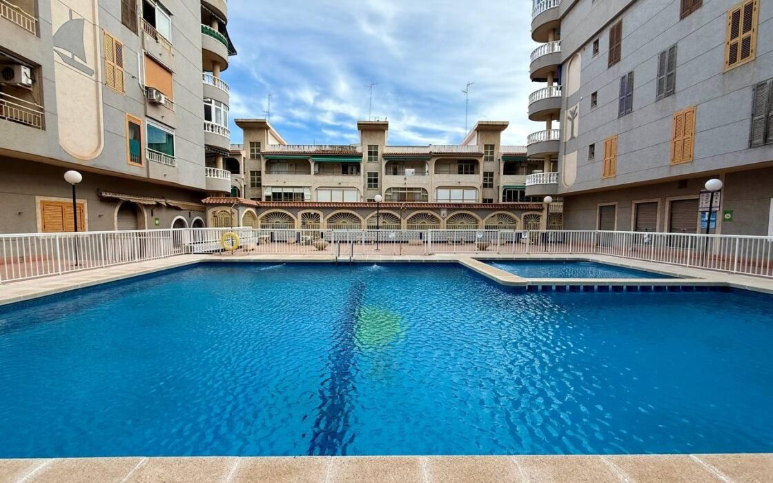 Апартаменты 61 кв.м с террасой в Торревьехе у моря