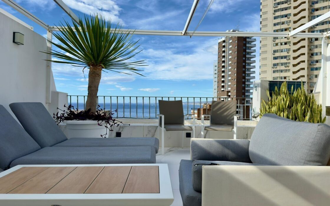 Двухэтажная квартира у моря в Бенидорме 110 кв.м с террасой