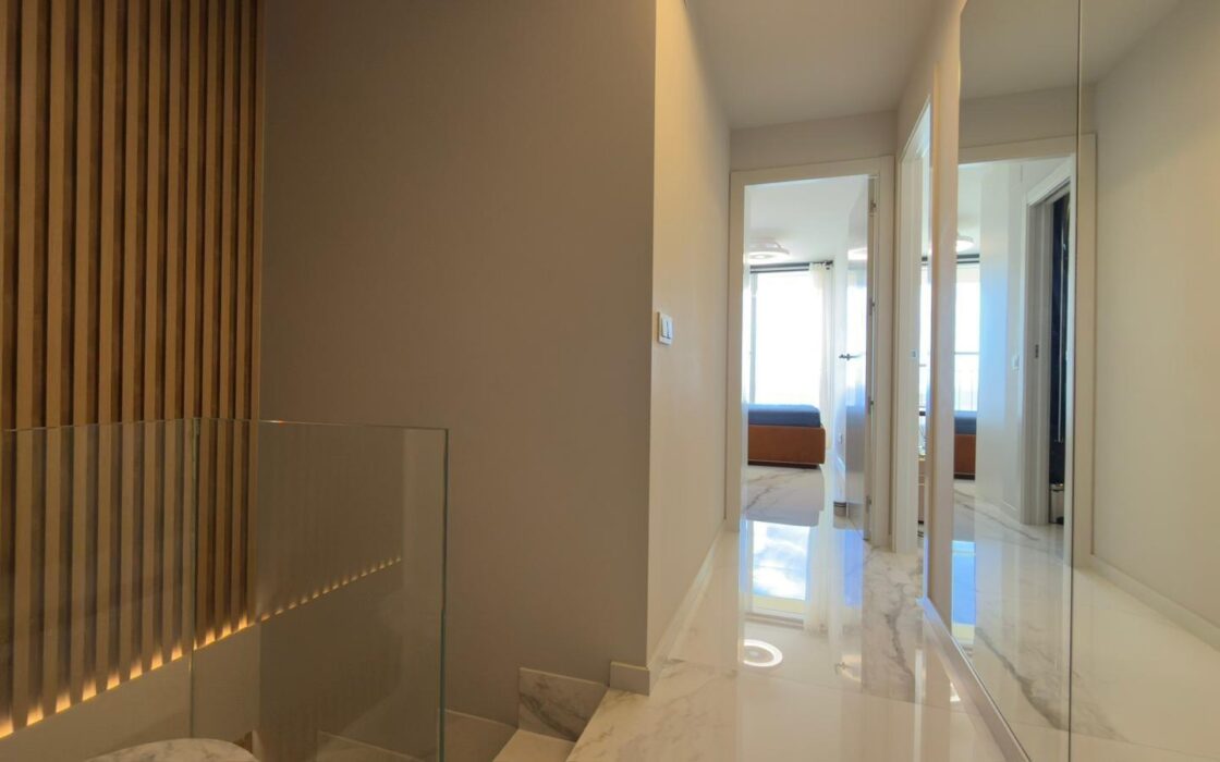 Двухэтажная квартира у моря в Бенидорме 110 кв.м с террасой