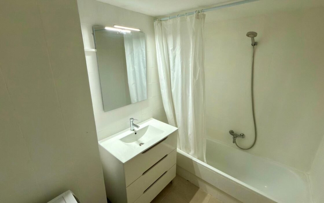 Апартамент в Бенидорме 48 кв.м у моря с террасой и видом