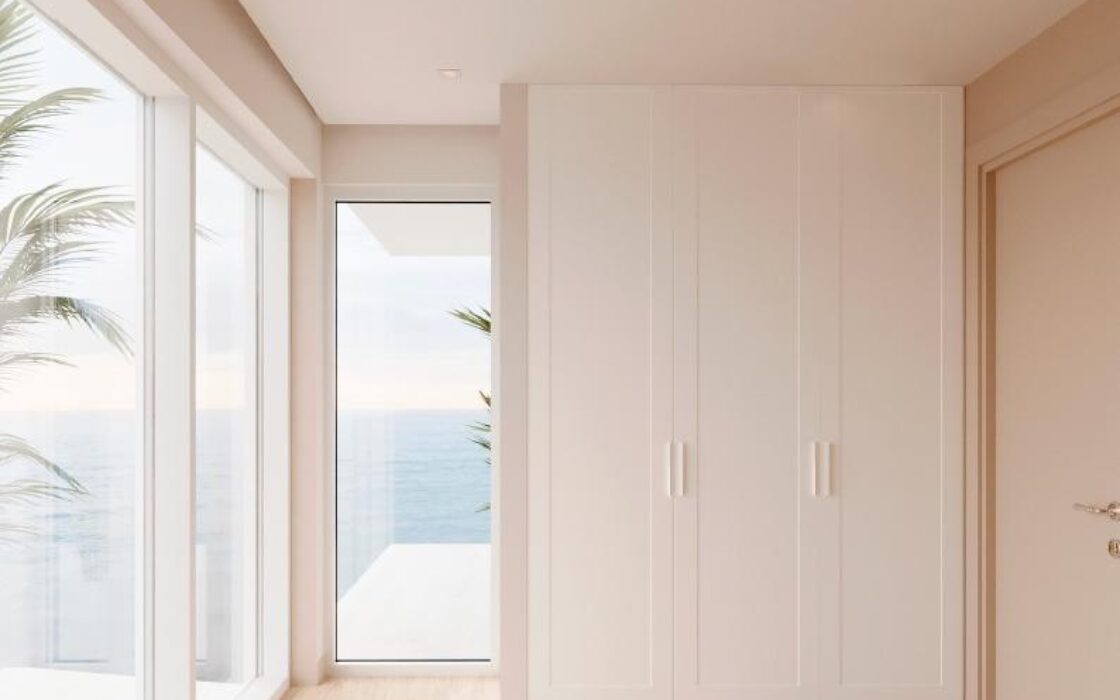 Сучасна вілла в Ла-Нусії з панорамним солярієм та басейном