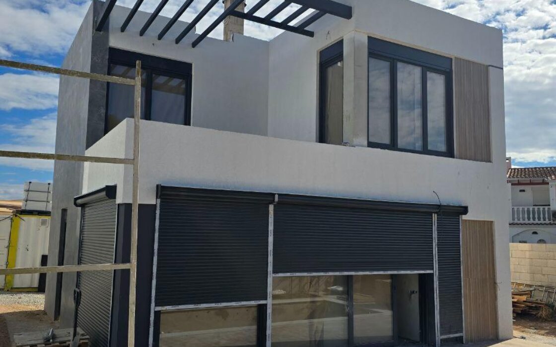 Сучасна вілла в Ла-Нусії з панорамним солярієм та басейном