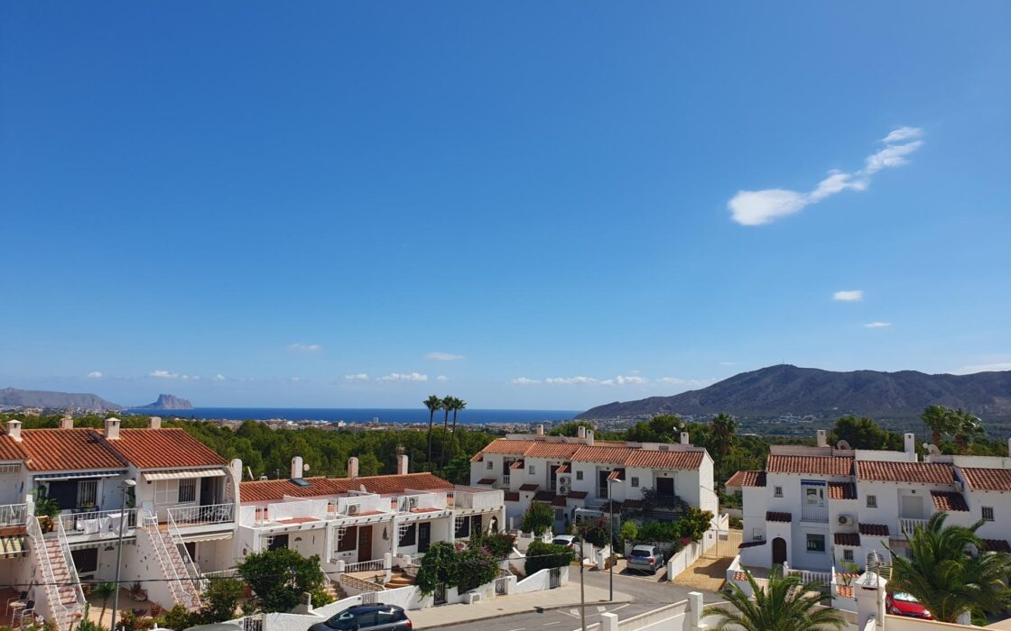 Сучасна вілла в Ла-Нусії з панорамним солярієм та басейном