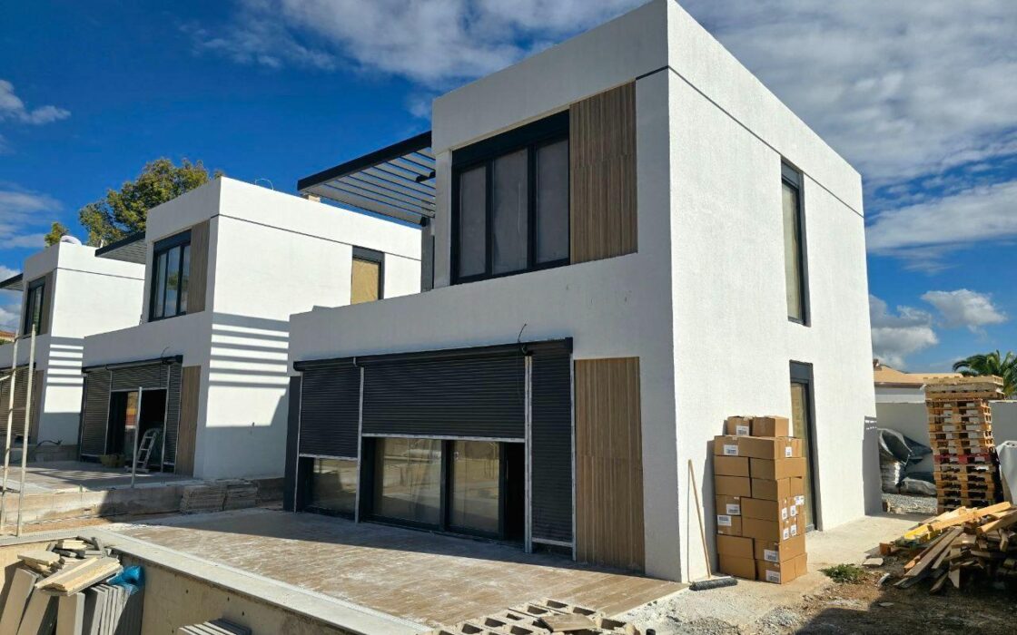 Сучасна вілла в Ла-Нусії з панорамним солярієм та басейном