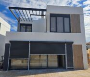 Сучасна вілла в Ла-Нусії з панорамним солярієм та басейном