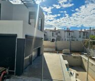 Сучасна вілла в Ла-Нусії з панорамним солярієм та басейном