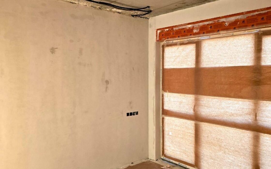 Сучасна вілла в Ла-Нусії з панорамним солярієм та басейном