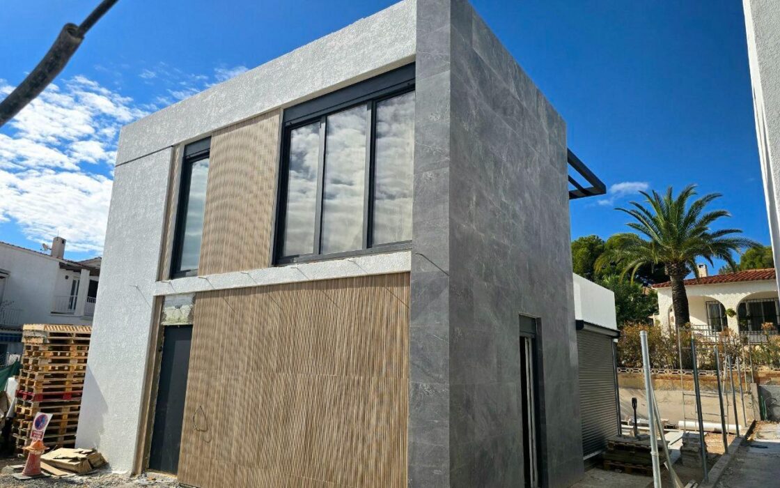 Сучасна вілла в Ла-Нусії з панорамним солярієм та басейном