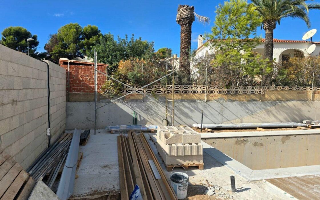 Сучасна вілла в Ла-Нусії з панорамним солярієм та басейном