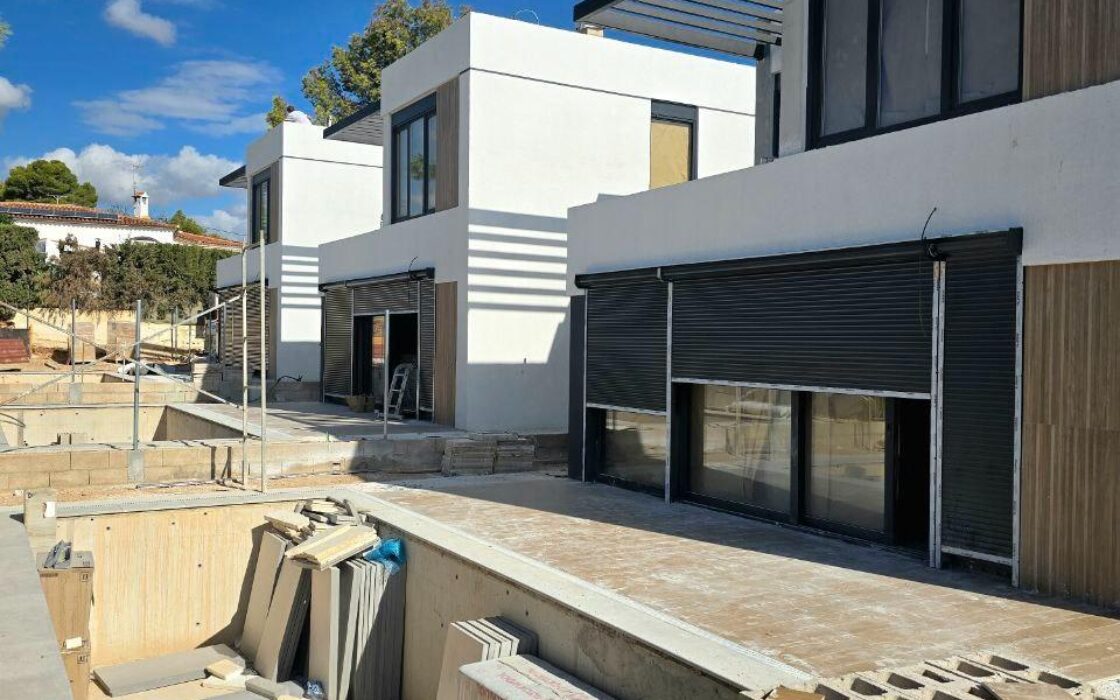 Сучасна вілла в Ла-Нусії з панорамним солярієм та басейном