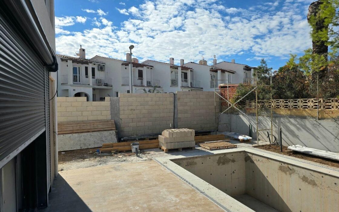 Сучасна вілла в Ла-Нусії з панорамним солярієм та басейном