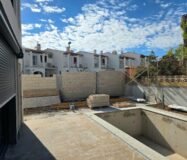 Сучасна вілла в Ла-Нусії з панорамним солярієм та басейном