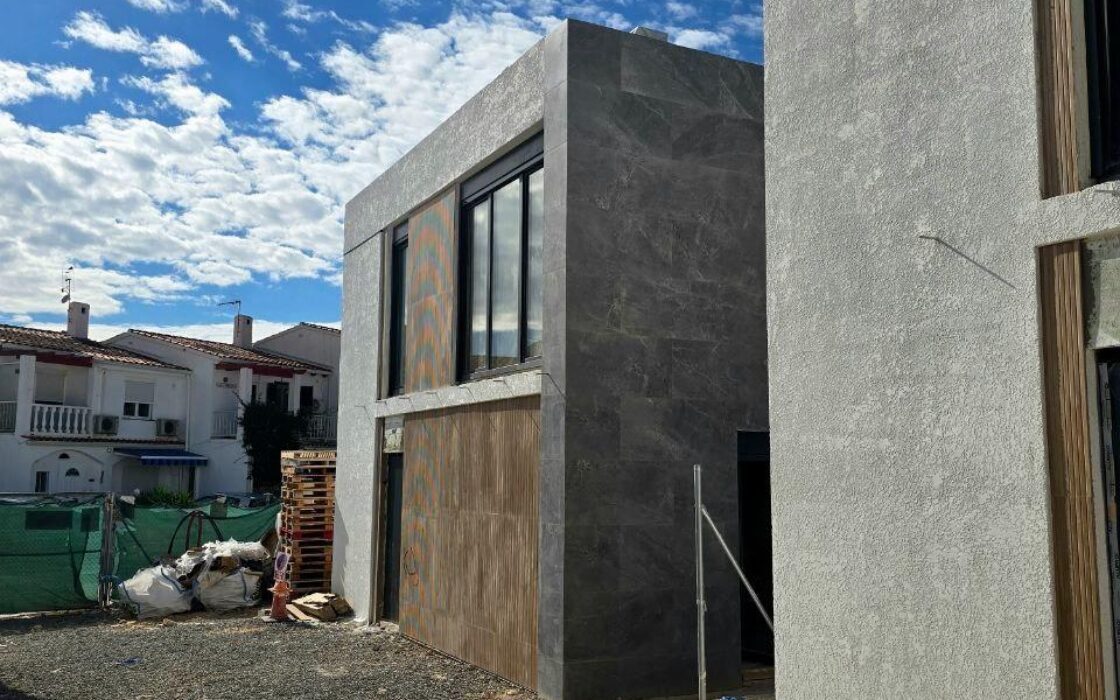 Сучасна вілла в Ла-Нусії з панорамним солярієм та басейном