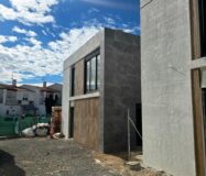 Сучасна вілла в Ла-Нусії з панорамним солярієм та басейном