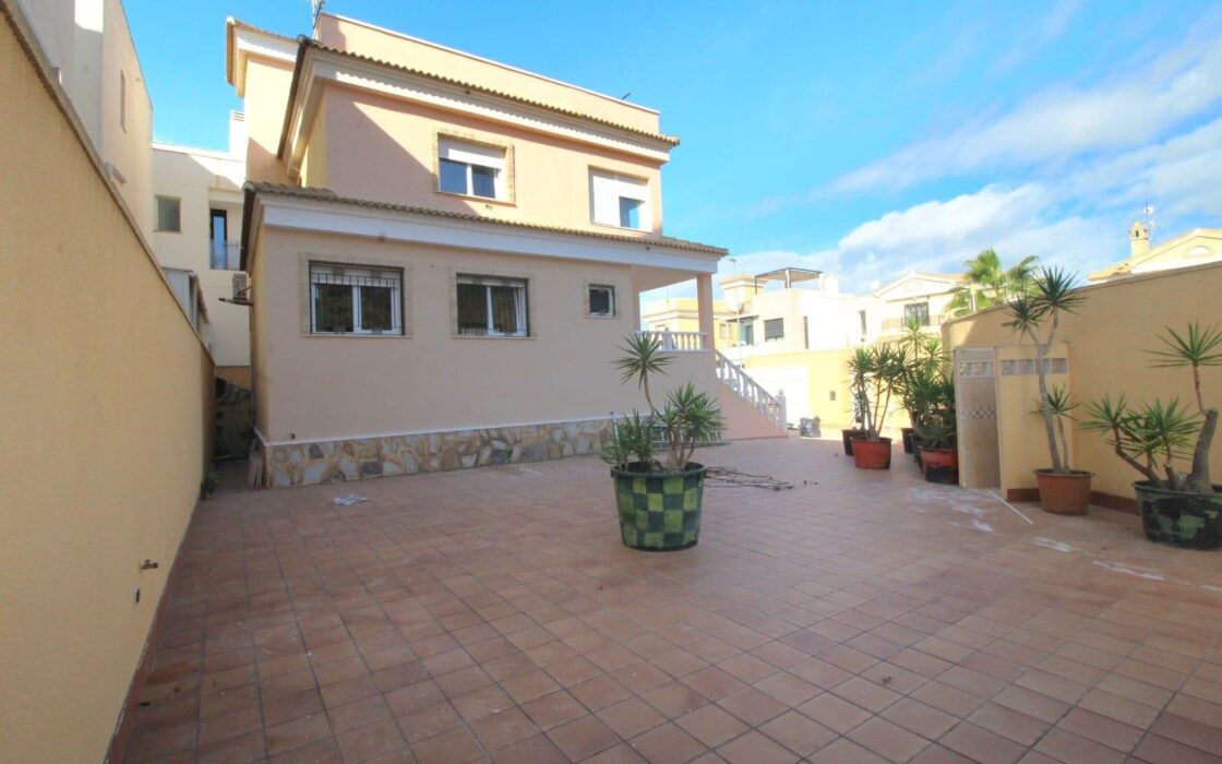 Вилла в Ориуэла Коста с террасой 120 кв.м, 5 комнат