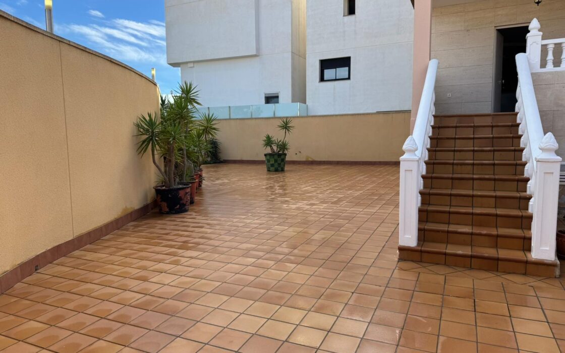 Вилла в Ориуэла Коста с террасой 120 кв.м, 5 комнат