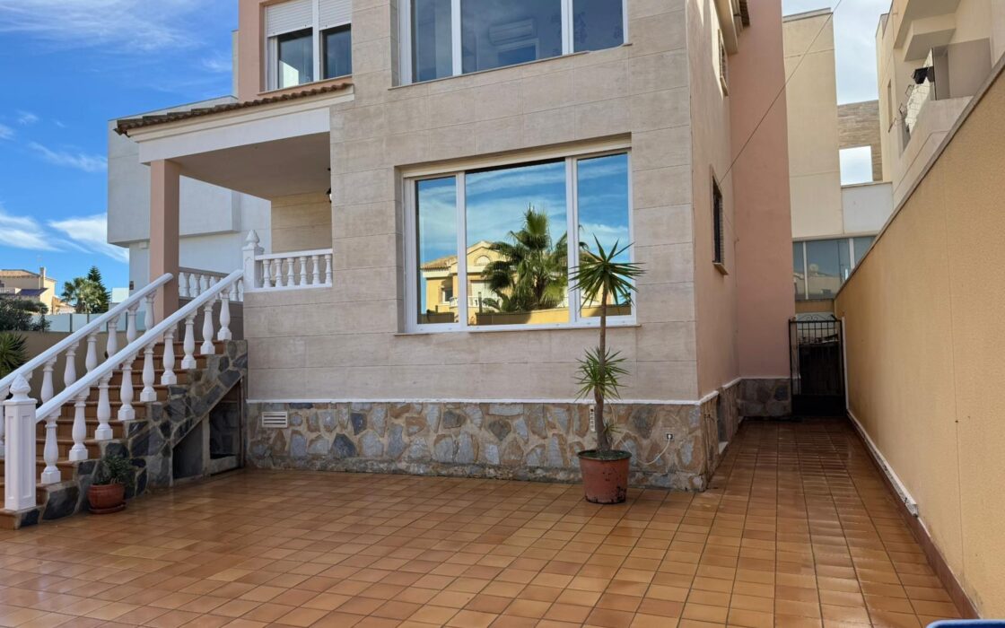 Вилла в Ориуэла Коста с террасой 120 кв.м, 5 комнат