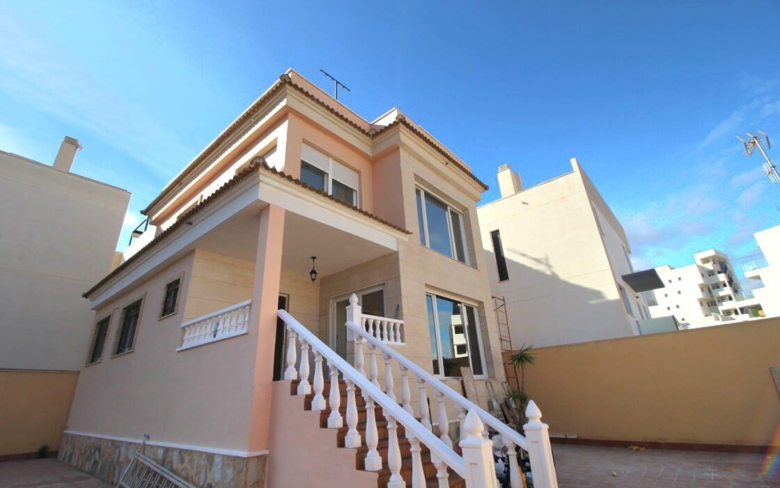 Вилла в Ориуэла Коста с террасой 120 кв.м, 5 комнат