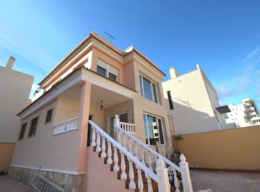 Вилла в Ориуэла Коста с террасой 120 кв.м, 5 комнат