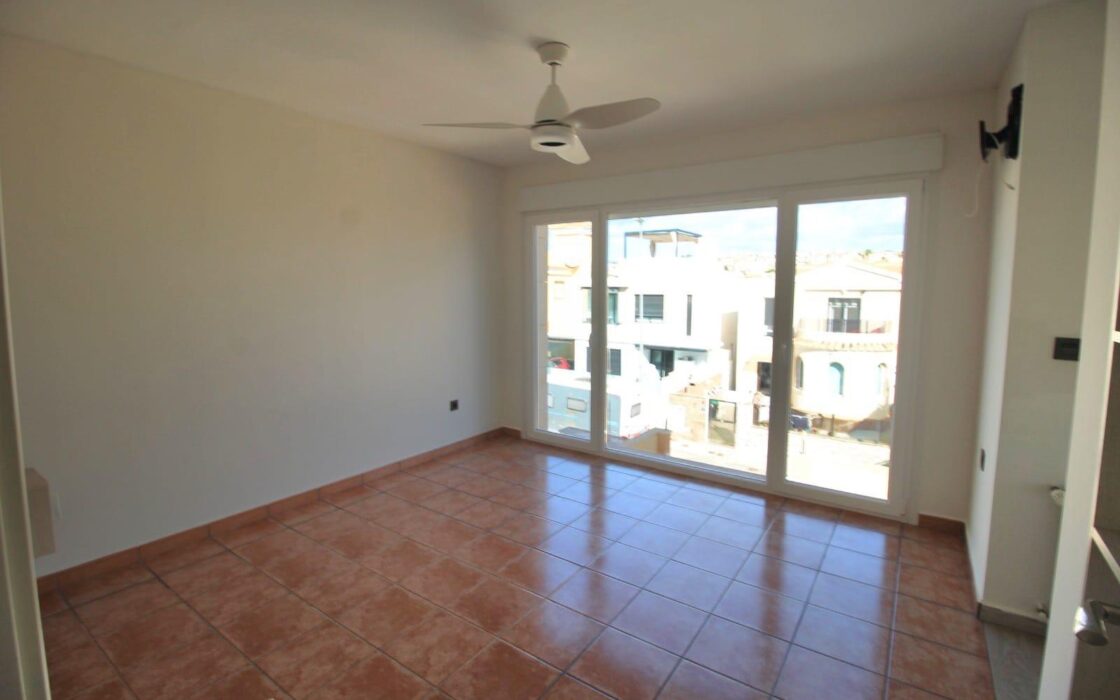 Вилла в Ориуэла Коста с террасой 120 кв.м, 5 комнат