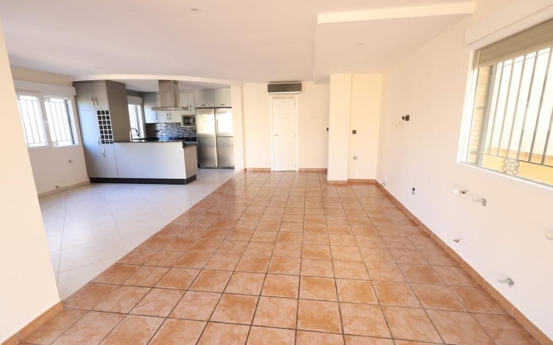 Будинок в Оріуела Коста 195 кв.м з терасою та близько до моря