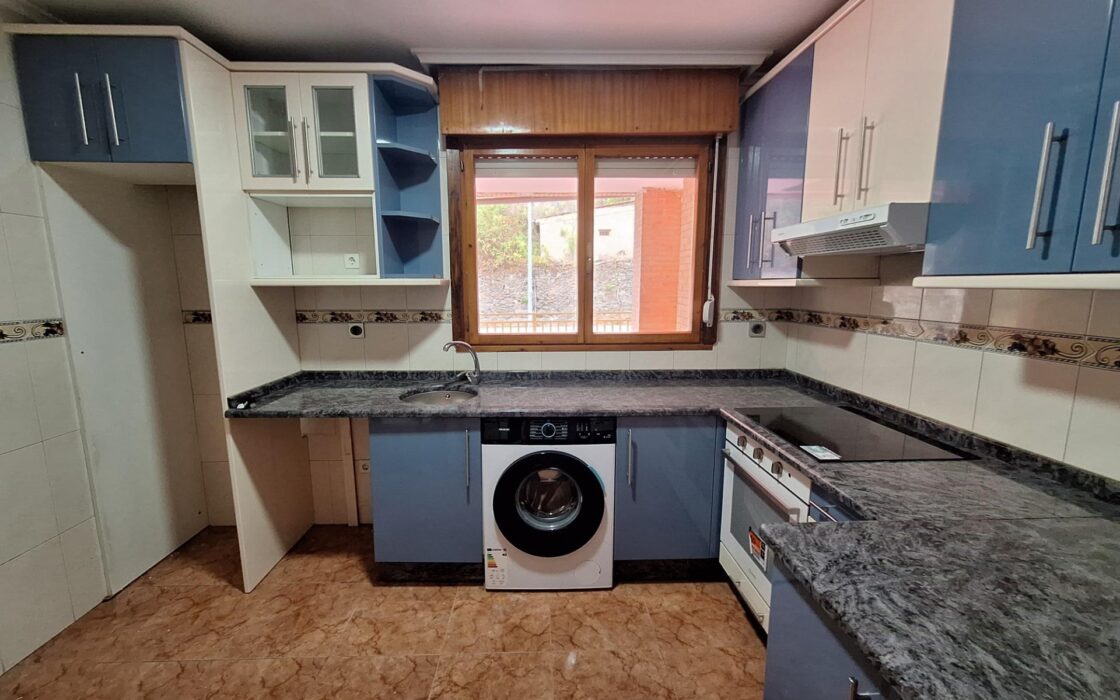 Апартаменты в Mieres 92 кв.м с балконом и 4 комнатами