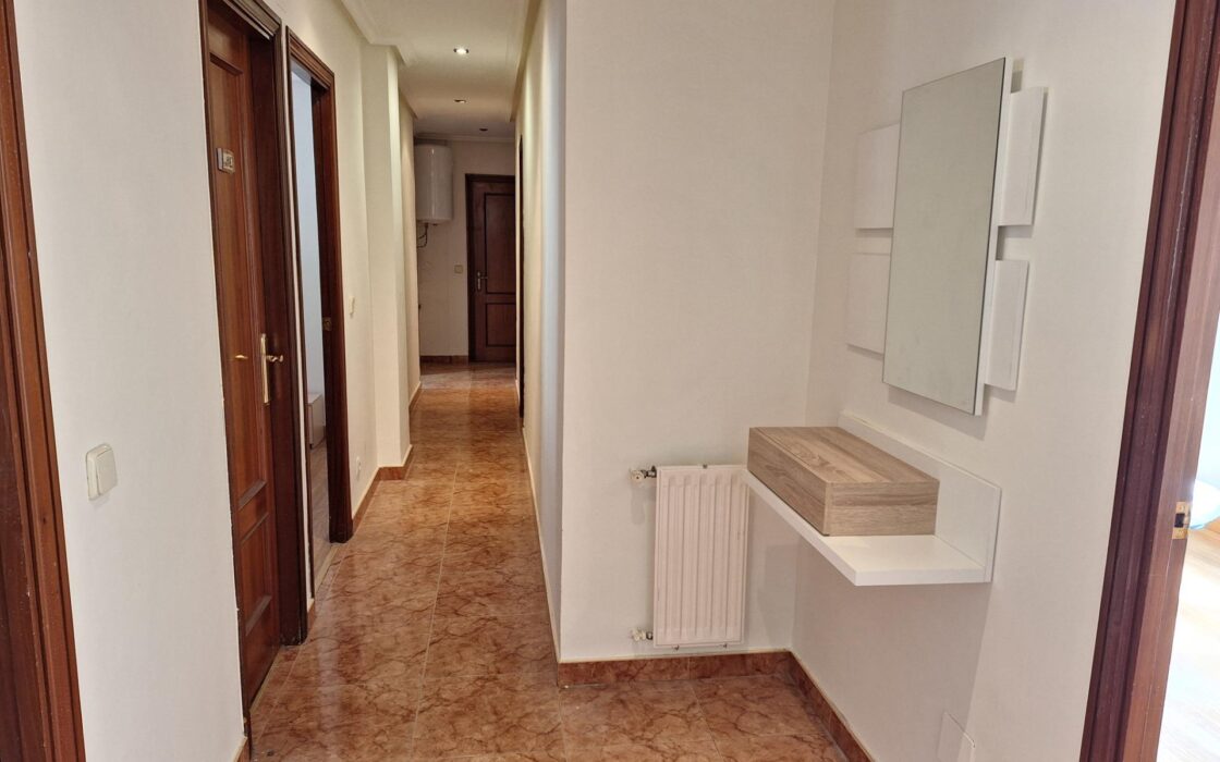 Апартаменты в Mieres 92 кв.м с балконом и 4 комнатами