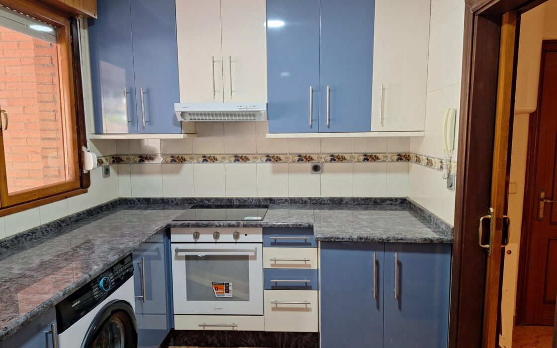 Апартаменты в Mieres 92 кв.м с балконом и 4 комнатами