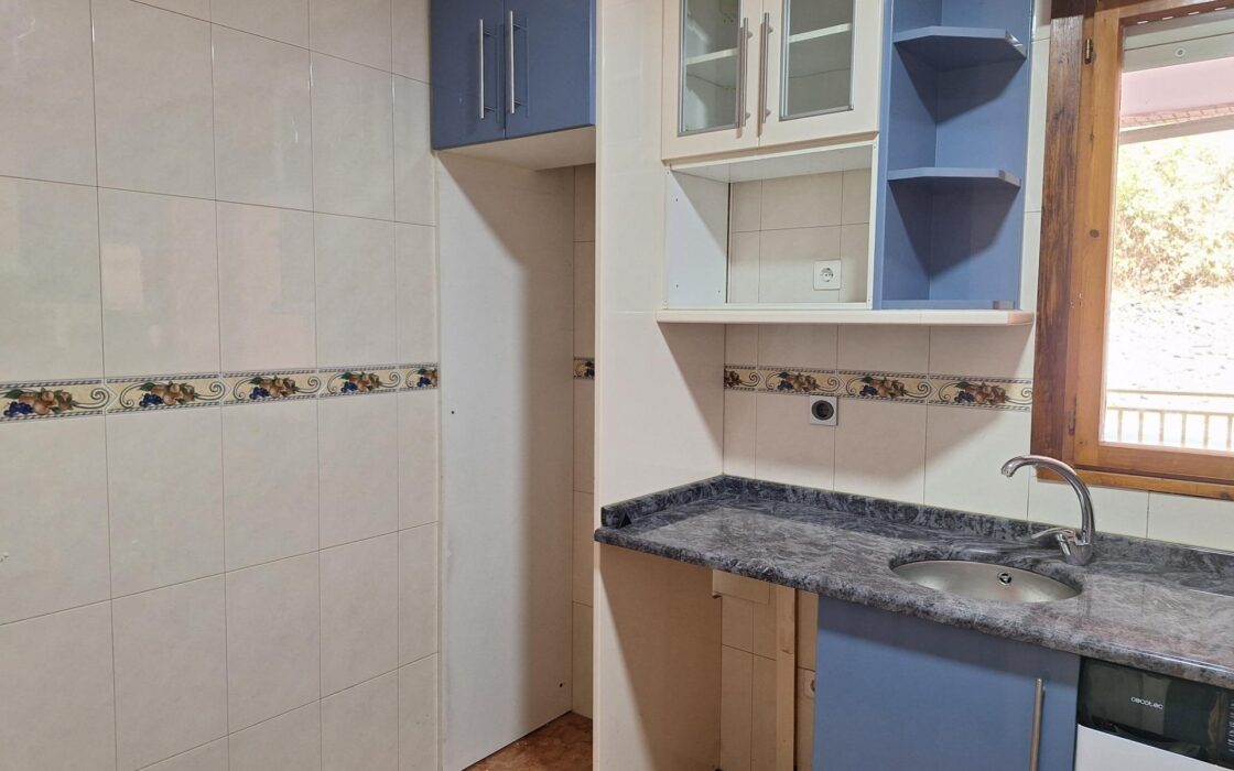 Апартаменты в Mieres 92 кв.м с балконом и 4 комнатами