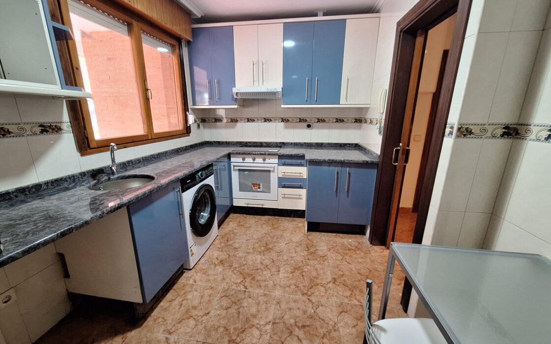 Апартаменты в Mieres 92 кв.м с балконом и 4 комнатами