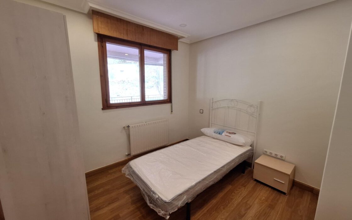 Апартаменты в Mieres 92 кв.м с балконом и 4 комнатами
