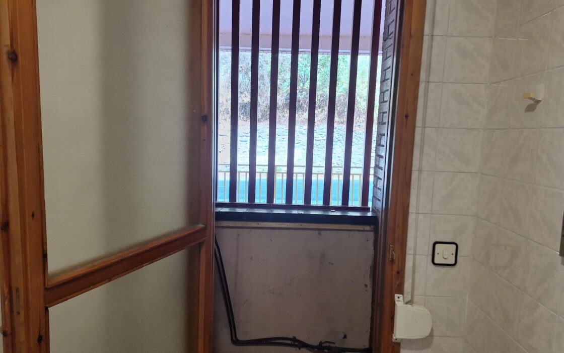 Апартаменты в Mieres 92 кв.м с балконом и 4 комнатами