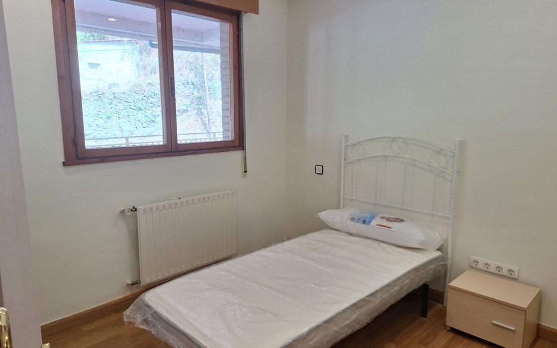 Апартаменты в Mieres 92 кв.м с балконом и 4 комнатами