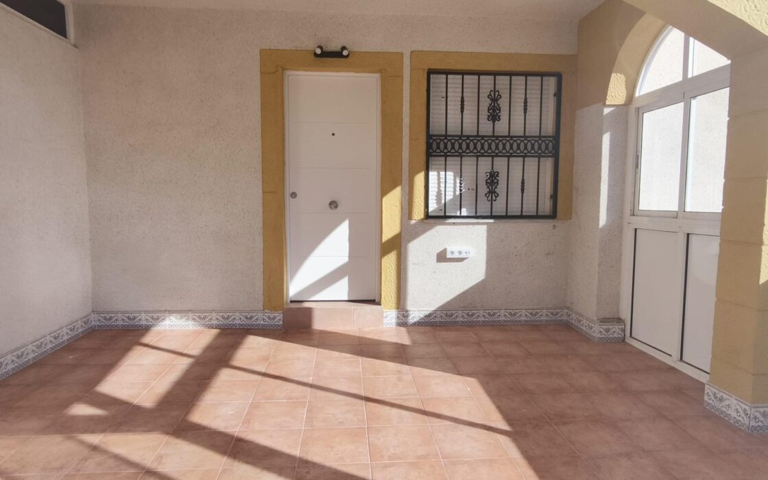 Дом в Ориуэле 76 кв.м с террасой в 3 км от моря