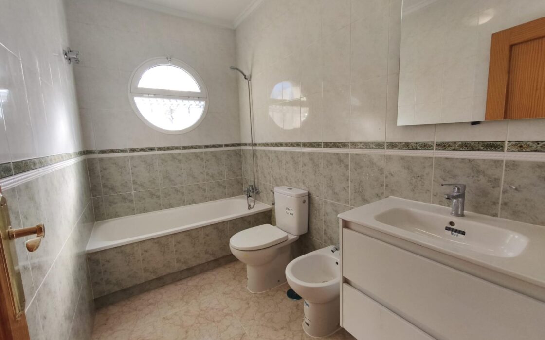 Дом в Ориуэле 76 кв.м с террасой в 3 км от моря