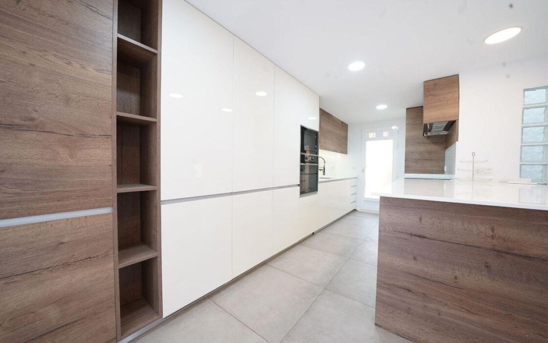 Будинок в Мутсамеле, 197 кв.м, 7 кімнат, тераса та барбекю