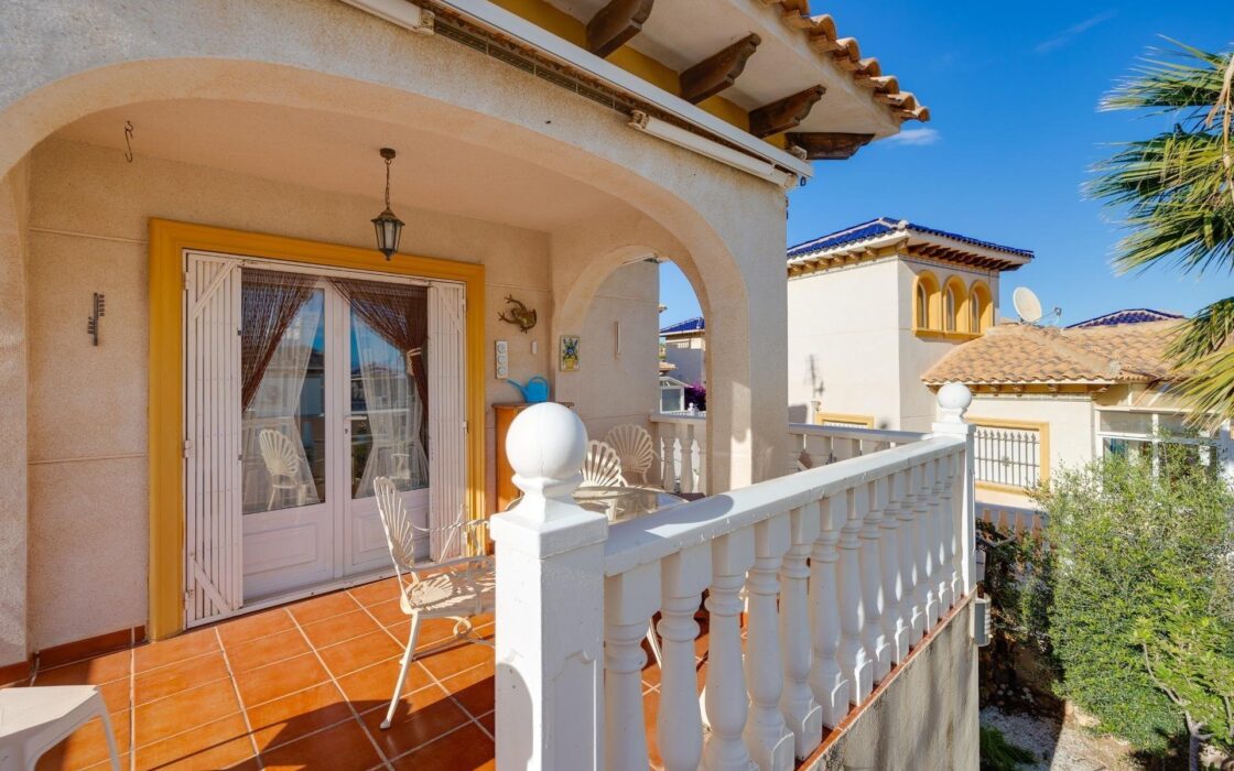 Вилла в Ориуэла Коста 125 кв.м с террасой 3 км до моря