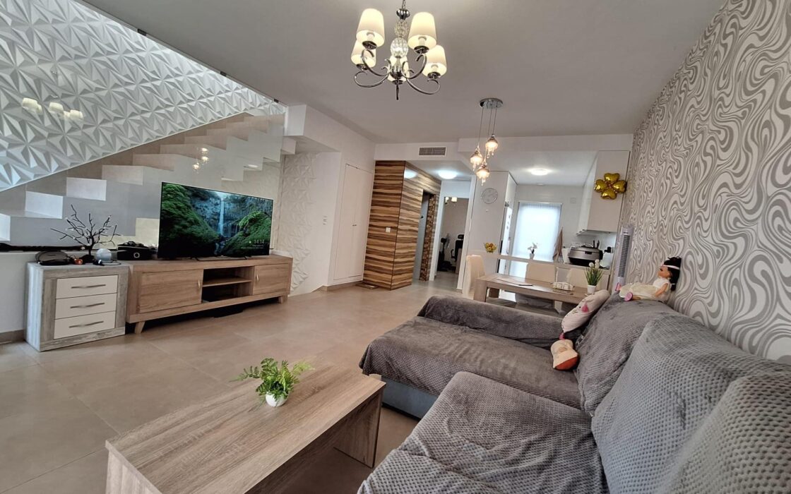 Дуплекс в Ориуэла Коста 197.98 кв.м с террасой у моря