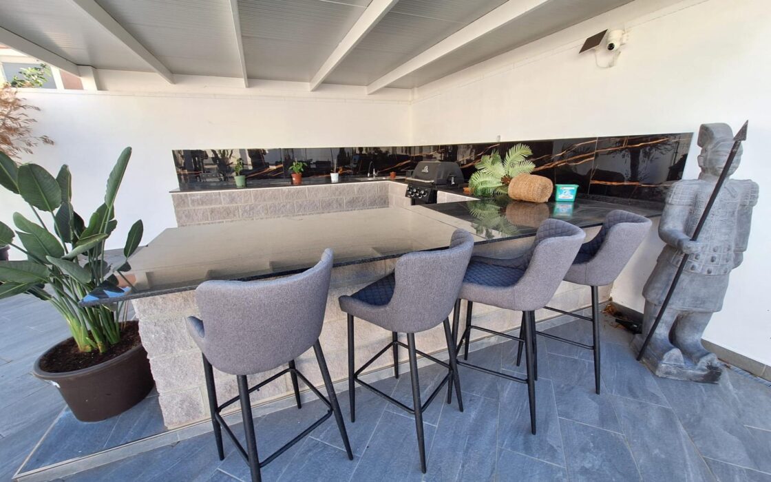 Эксклюзивное шале в Рохалес, 155 кв.м с бассейном