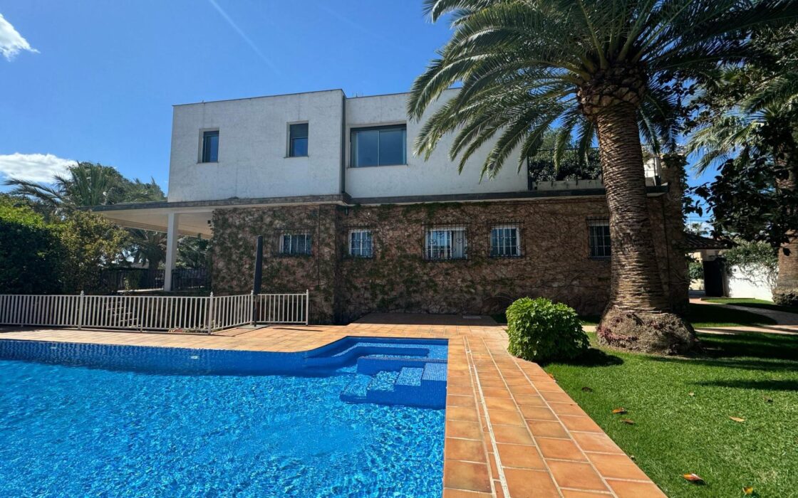 Роскошная вилла 400 кв.м в Рибарроха-дель-Тури с бассейном