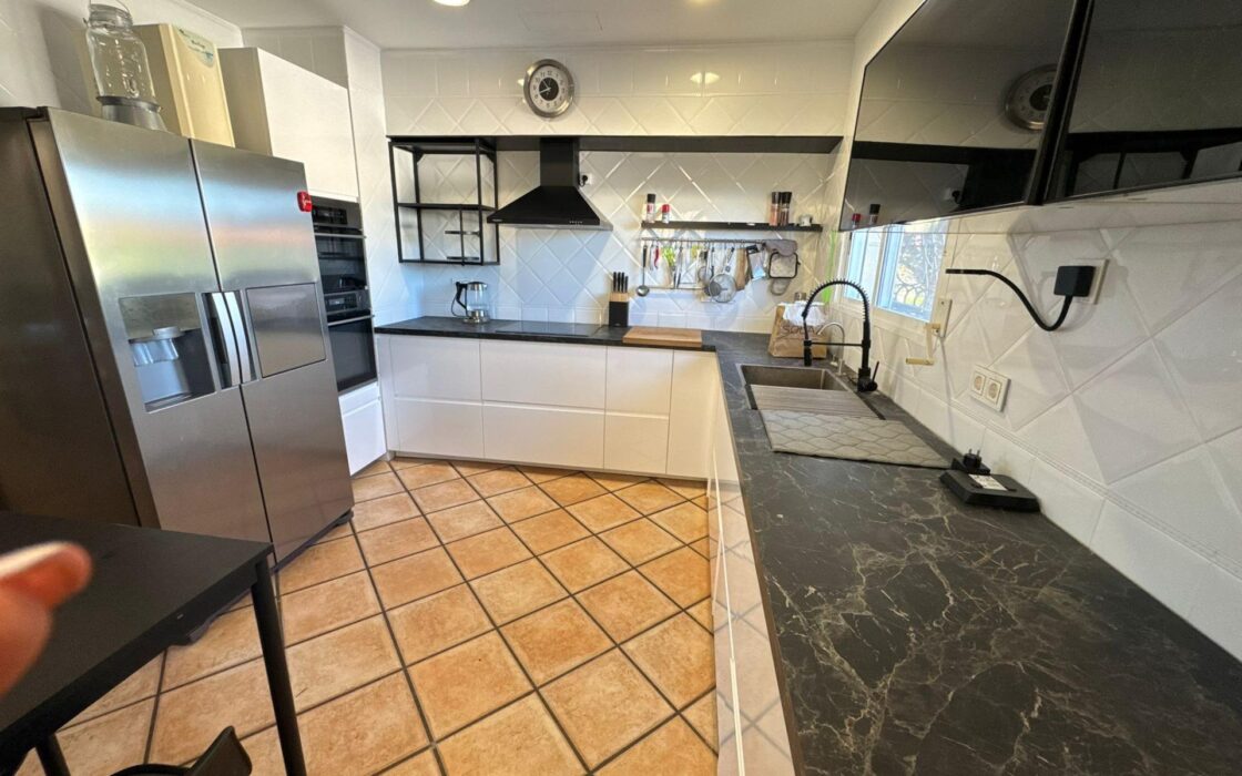 Роскошная вилла 400 кв.м в Рибарроха-дель-Тури с бассейном