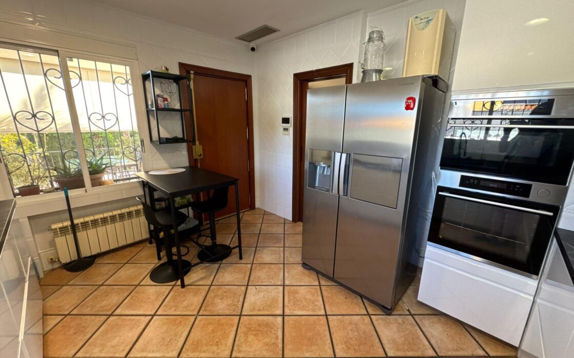 Роскошная вилла 400 кв.м в Рибарроха-дель-Тури с бассейном