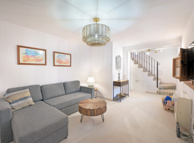 Отремонтированный таунхаус у пляжа в Калета-де-Велес 95 кв.м